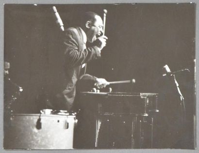 Jean-Pierre Leloir (1931-2010) Lionel Hampton (1908-2002) aux percussions
Tirage...