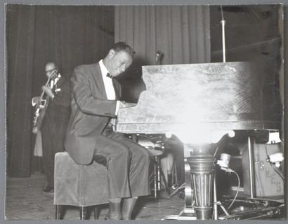 Claude POIRIER (XXe siècle) Nat King Cole (1919-1965) au piano
Tirage argentique,...