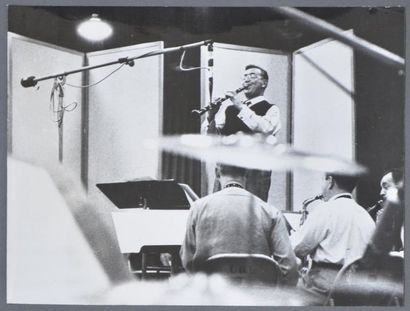 Anonyme, vers 1960 Benny Goodman (1909-1986) à la clarinette
Tirage argentique d'époque,...