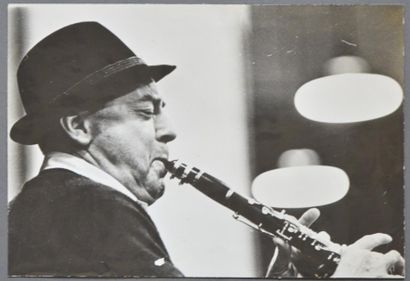 Anonyme, vers 1965 Portrait présumé de Barney Bigard (1906-1980) à la clarinette
Tirage...