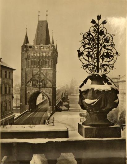null Prague, 1950
Très bel album avec 28 vues de Prague en noir et blanc, texte des...