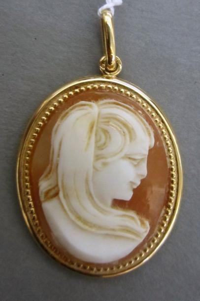 null Pendentif en or jaune 18K (750/°°) orné d'un camée sur coquillage à décor de...