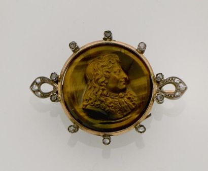 null Broche en or 18K (750/°°) et argent (800/°°) ornée d'un oeil-detigre creusé...