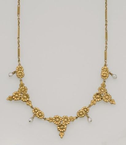 null Collier collerette ancien en or jaune 18K (750/°°) à décor de marguerites ciselées,...