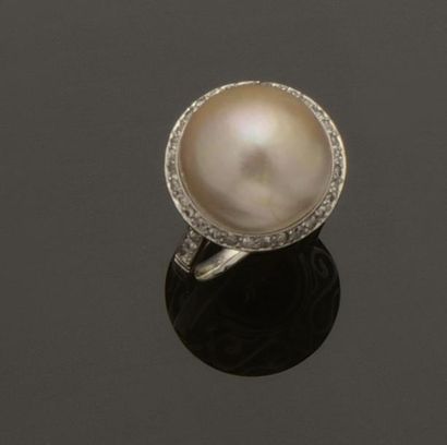 null Bague en platine (850/°°) sertie d'une importante perle de culture soulignée...