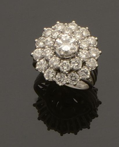 null Bague «Marguerite» en platine (850/°°) ornée d'un diamant taille brillant calibrant...