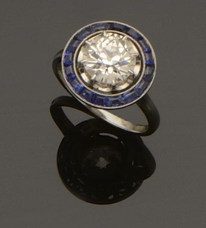 null Bague ronde en platine (850/°°) centrée d'un diamant taille ancienne calibrant...