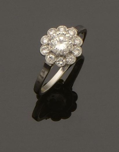 null Bague «Marguerite» en or gris 18K (750/°°) ornée d'un diamant taille brillant...