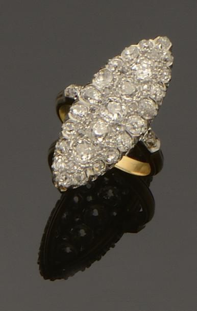 null Bague «Marquise» ancienne en or 18K (750/°°) de deux tons entièrement pavée...