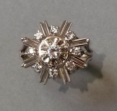 null Bague «Fleur» en or gris 18K (750/°°) à fils sertie de diamants taille brillant
Vers...