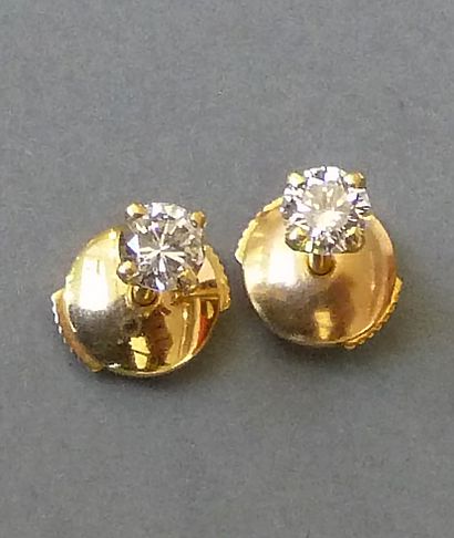 null Paire de clous d'oreilles en or jaune 18K (750/°°) ornés de deux diamants taille...
