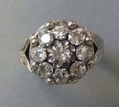 null Bague «Fleur» en or gris 18K (750/°°) sertie de diamants taille ancienne
TDD...