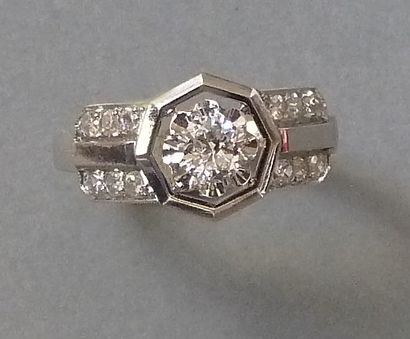 null Bague en platine (850/°°) de forme géométrique centrée d'un diamant taille brillant...