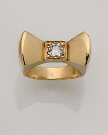 null Bague «noeud» en or jaune 18 K (750/°°) centrée d'un diamant taille ancienne...