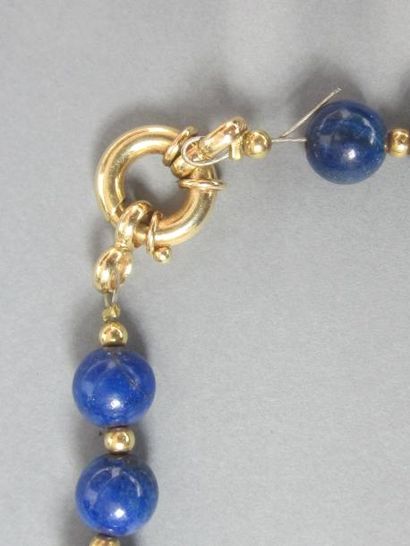 null Collier de boules de lapis-lazuli intercalées de petites boules d'or, fermoir...