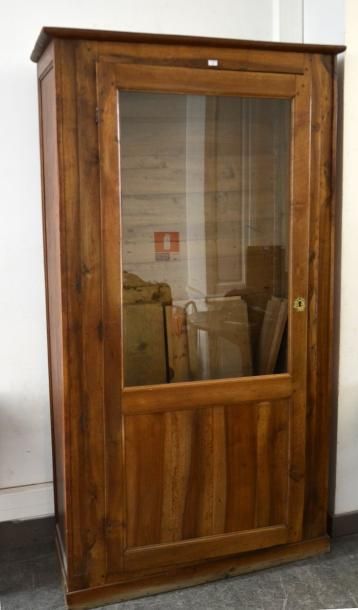 null Meuble en noyer formant vitrine, il ouvre par une porte vitrée
H. 218 cm L....