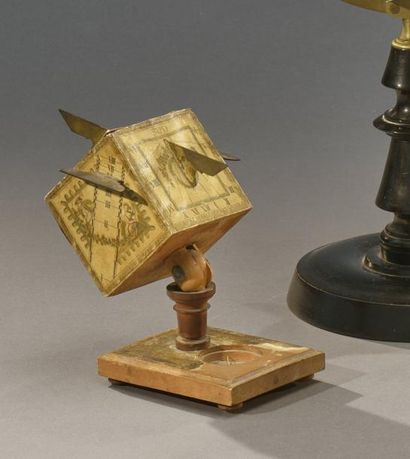 null David BERINGER (1756-1821)
Cadran solaire cubique en bois et papier imprimé,...