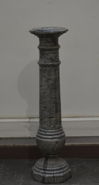 null Colonne en marbre gris, le fût cannelé, socle octogonal

XIX siècle

H. 100...