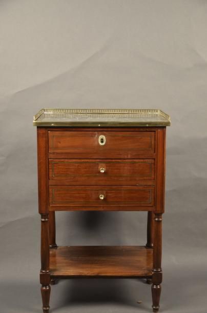 null Petite commode de chevet en placage d'acajou ouvrant par trois tiroirs sur une...