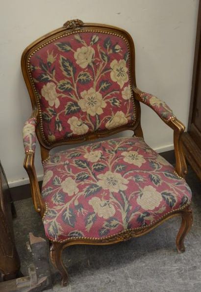 null Deux fauteuils en bois naturel mouluré et sculpté de fleurettes, garniture de...