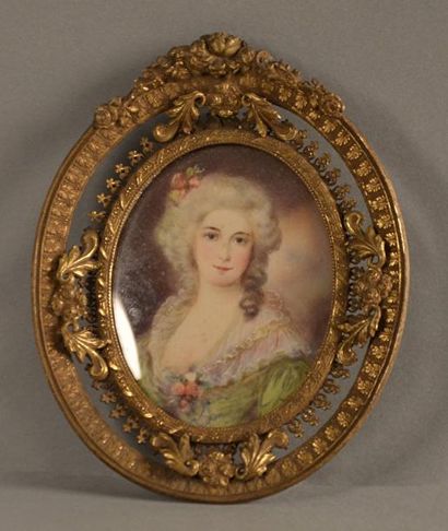 null Miniature ovale sur ivoire représentant une jeune femme du XVIIIe siècle dans...