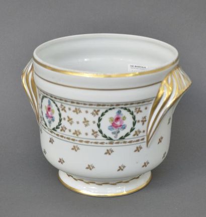 null Cache pot en porcelaine blanche de Limoges à décor or et polychrome de fleurs...