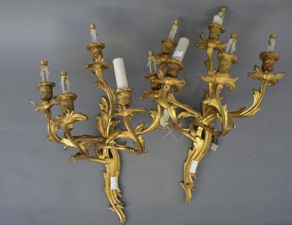 null Paire d'importantes appliques en bronze doré à cinq lumières à décor feuillagé....