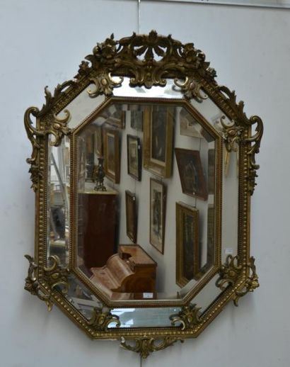 null Grand miroir octogonal à parcloses en bois doré et stuc
XIXe siècle
H. 123 cm...