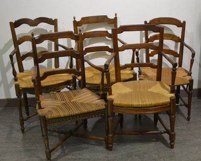 null Lot de cinq fauteuils bonne femme en bois naturel, assise paillée

XIXe siècle

Différences...