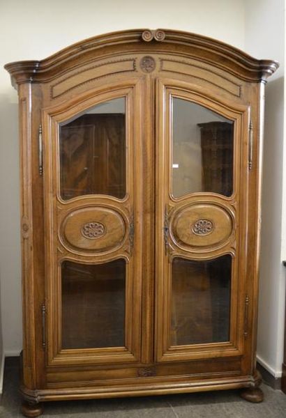 null 
Armoire en noyer mouluré et sculpté de fleurs, la traverse supérieure à décor...