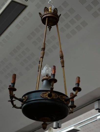 null Importante suspension en forme de lampe antique en tôle laquée et bronze doré...