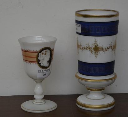 null Lot d'opalines: un vase à frises de grecques et un verre à médaillon 
XIXe siècle
H....
