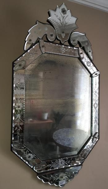 null Miroir vénitien de forme octogonale, la bordure à décor gravé de fleurs, le...