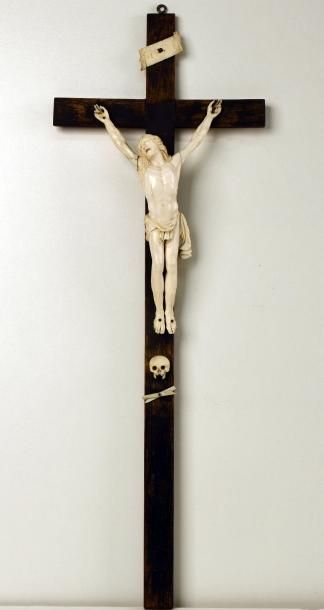 null Crucifix en ivoire sculpté, sur une croix en bois noirci

XIXe siècle

H. totale...
