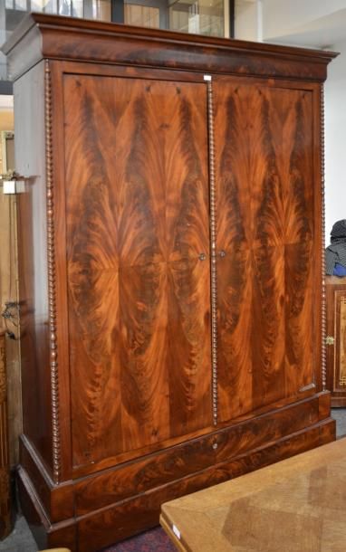 null Belle armoire en acajou flammé à décor en application de motifs en bois tourné
H....