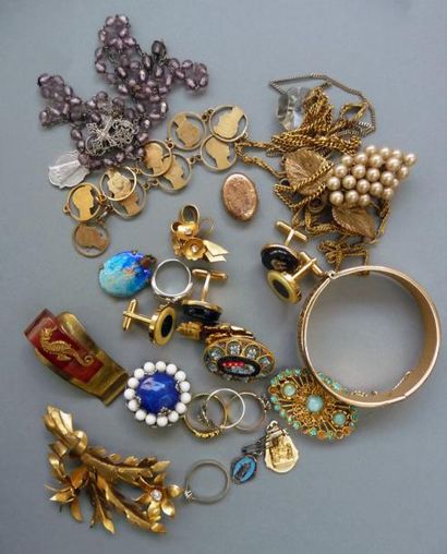 null Important lot de bijoux fantaisie dont pendentif émaillé et signé Camille FAURE...