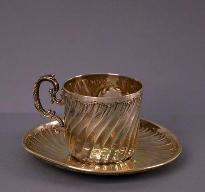 null Une tasse et sa sous-tasse en argent à côtes grodronnées, de style rocaille

Minerve,...