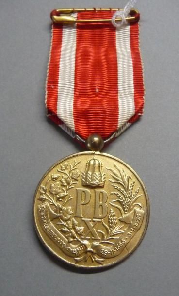 null FRANCE/CAMBODGE

Médaille de Jubilé 

En métal doré

L. 2,9 cm

