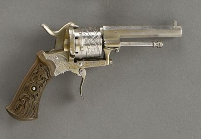 null FRANCE

Revolver type LEFAUCHEUX, calibre 7

Canon à pans, barillet plein décoré...