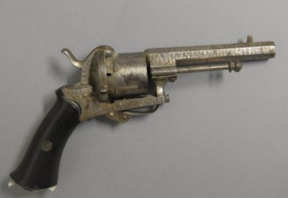 null FRANCE

Revolver type LEFAUCHEUX, calibre 6 mm 

A cadre fermé, canon à pans...