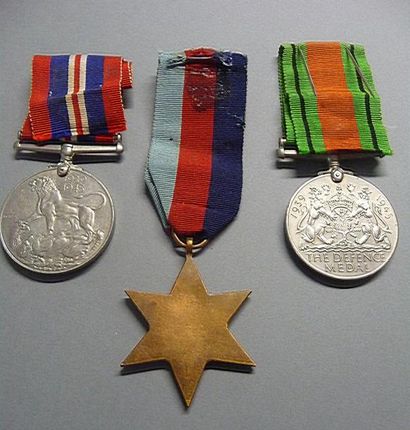 null GRANDE-BRETAGNE

Lot de trois décorations commémoratives de la Seconde Guerre...