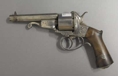 null FRANCE

Revolver à brisure, calibre 9 mm

A cadre fermé décoré de rinceaux,...