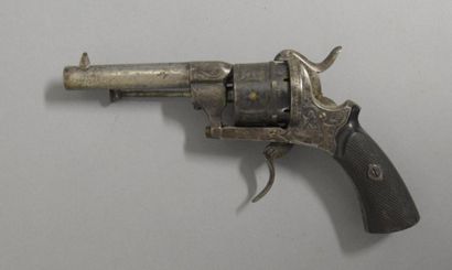 null FRANCE

Revolver type LEFAUCHEUX, calibre 7 mm 

A cadre fermé, corps sculpté...