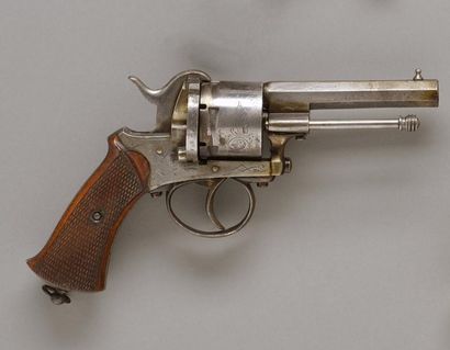 null FRANCE

Revolver, type LEFAUCHEUX 

Monture acier, barillet gravé de rinceaux,...