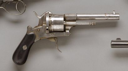 null BELGIQUE

Revolver type LEFAUCHEUX, calibre 9 mm

Monture acier, barillet plein...