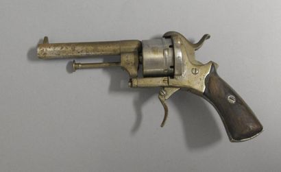 null FRANCE

Revolver type LEFAUCHEUX, calibre 11mm

Monture acier avec fortes piqures,...