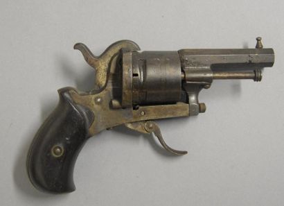 null FRANCE

Revolver BULL-DOG, calibre 8 mm environ

Canon octogonal bronzage atténué,...