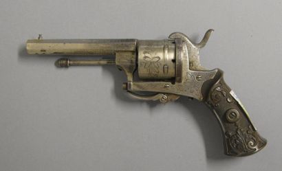 null FRANCE

Revolver type LEFAUCHEUX, calibre 7 mm

Cadre acier décoré de rinceaux,...