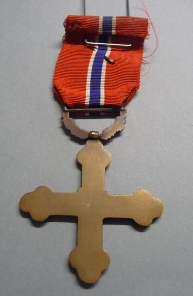 null NORVEGE

Croix de Guerre 

En bronze, ruban avec glaive

D. 4,2 cm de diamètre...