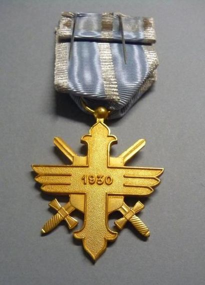 null ROUMANIE

Ordre de l'aéronautique 

En métal doré, ruban d'origine

D. 4 cm...